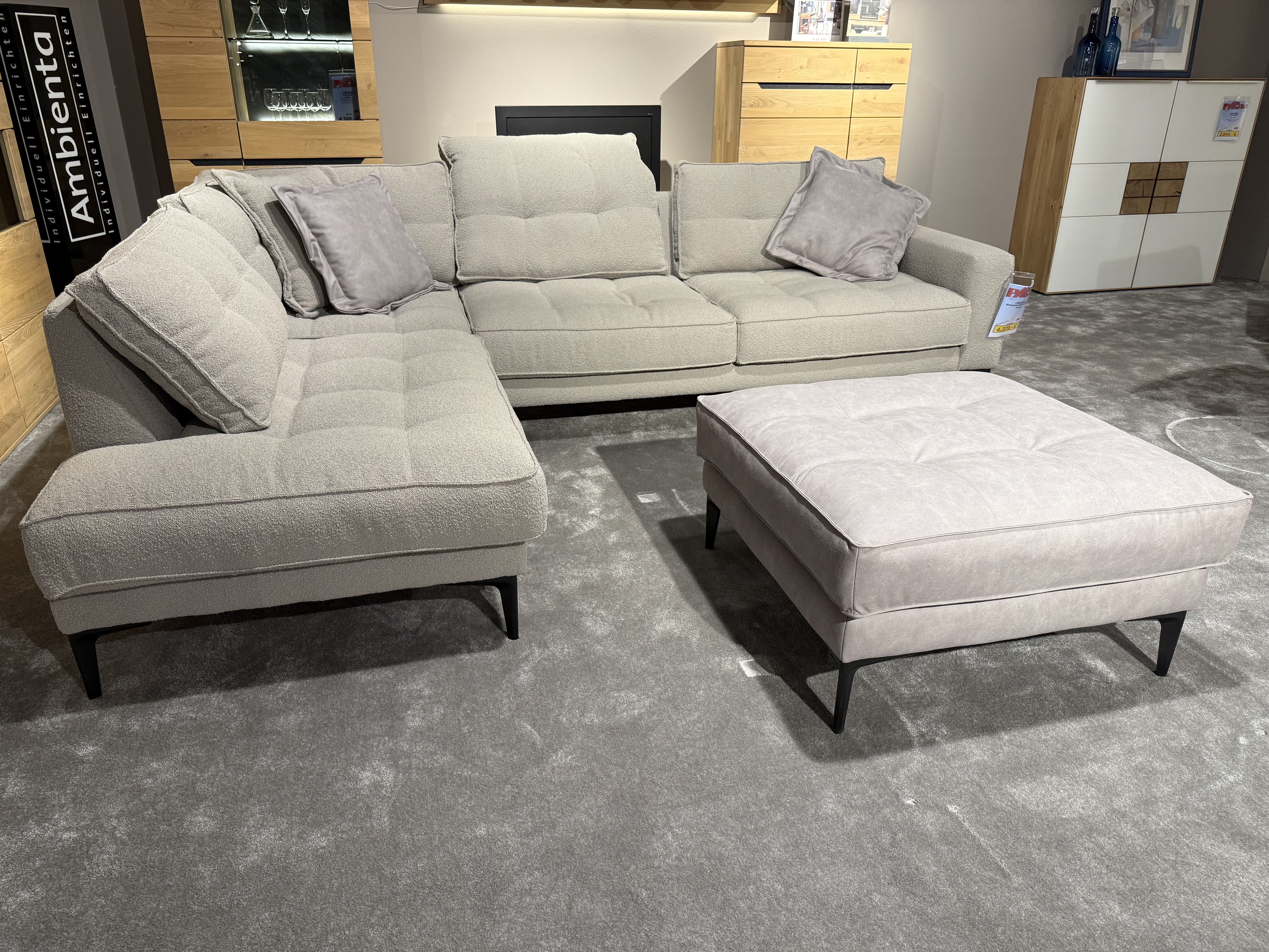 Wohnlandschaft mit Hocker